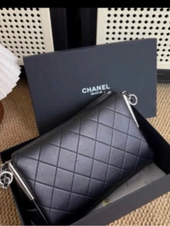 New Chanel Makeup Shoulder Bag - Picture 8 of 10